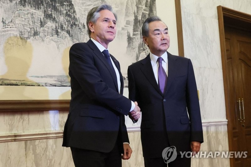 베이징서 악수하는 블링컨 美 국무장관·왕이 中 정치국 위원 베이징서 악수하는 블링컨 美 국무장관·왕이 中 정치국 위원 (베이징 AFP=연합뉴스) 미국 국무장관으로는 5년 만에 방중한 토니 블링컨 장관(왼쪽)이 19일 베이징 댜오위타이(釣魚臺) 국빈관에서 왕이 공산당 중앙정치국 위원(당 중앙 외사판공실 주임)과 악수하고 있다. 2023.06.19 yerin4712@yna.co.kr (끝)