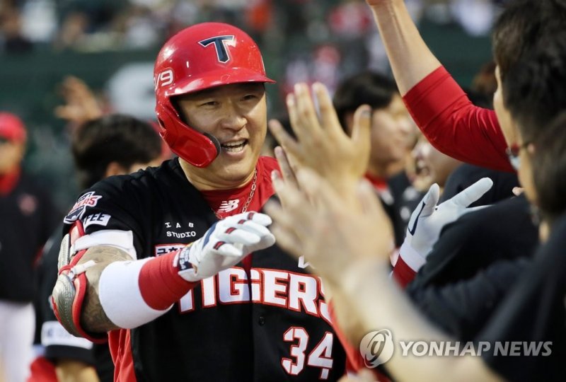 통산 타점 1위로 등극 통산 타점 1위로 등극 (대전=연합뉴스) 김준범 기자 = 20일 대전한화생명이글스파크에서 열린 프로야구 KIA 타이거즈와 한화 이글스의 경기. 4회초 1사 1루 때 KIA 최형우가 2점 홈런을 쳐낸 뒤 동료들의 축하를 받고 있다. 이 홈런으로 1천500타점째를 기록한 최형우는 이승엽 감독(1천498타점)을 2위로 밀어내고 통산 타점 1위로 올라섰다. 2023.6.20 psykims@yna.co.kr (끝)
