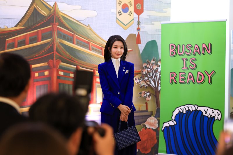 윤석열 대통령 부인 김건희 여사가 20일(현지시간) 파리 주프랑스 한국문화원에서 외신기자들과 '2023 한국문화제 테이스트 코리아' 부산 특별전을 관람하기 전 부산과 한국에 대해 소개하는 인사말을 하고 있다. (공동취재) 2023.06.21. yesphoto@newsis.com /사진=뉴시스