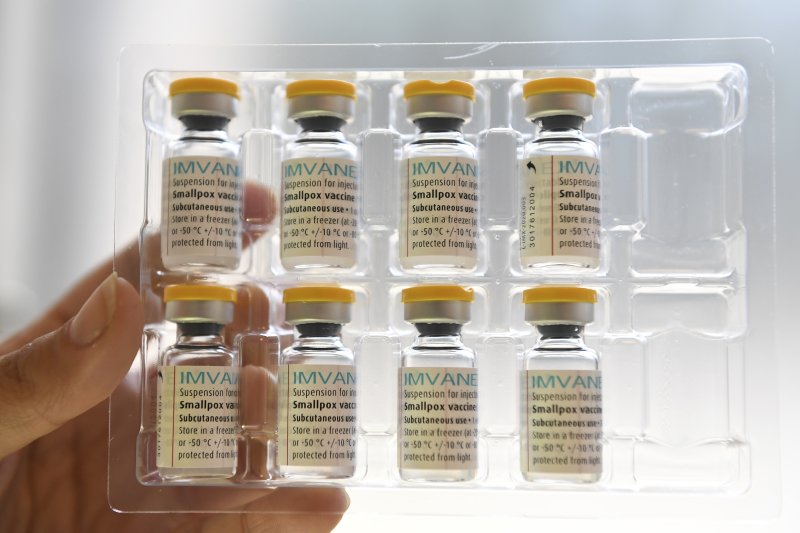[파리=AP/뉴시스]자료사진은 보건 전문가가 2022년 7월 프랑스 파리의 에디슨 시립 백신접종 센터에서 엠폭스 백신의 복용량을 보여주는 모습. 2023.06.21.
