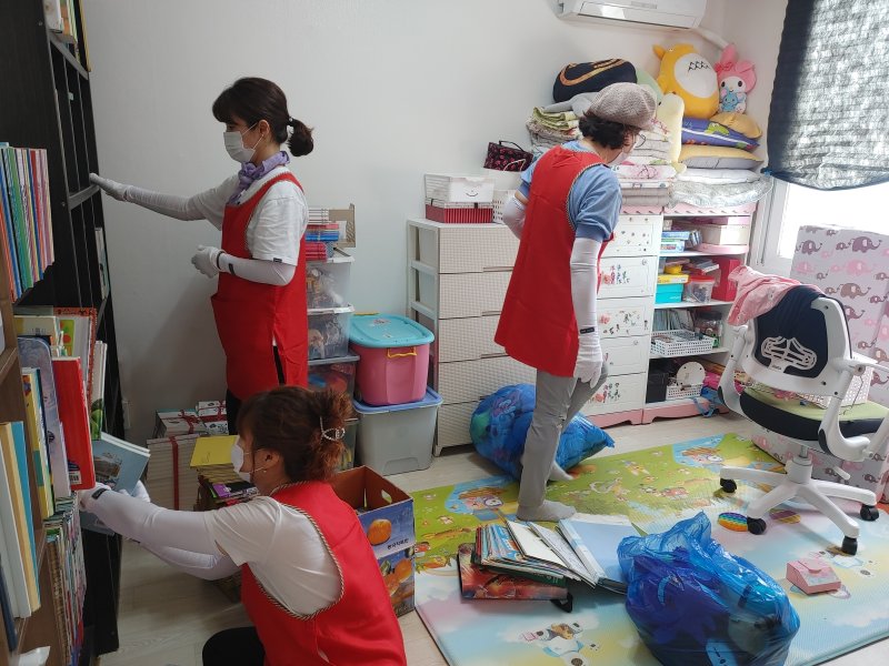 정리수납 전문가로 구성된 ‘우렁각시 봉사단’'이 재능기부 봉사활돌을 하고 있다.(진도군 제공)/뉴스1