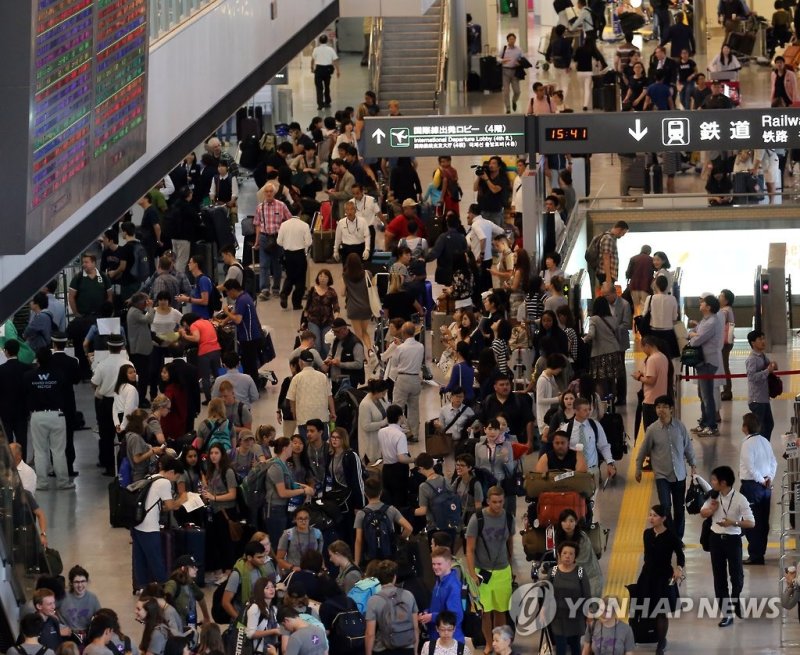 일본 나리타국제공항 입국자 게이트 주변이 각국에서 찾아온 여행객으로 붐비고 있다. 연합뉴스
