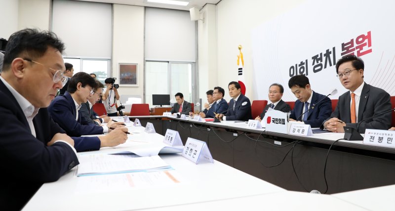 [서울=뉴시스] 이영환 기자 = 강석훈(오른쪽) KDB산업은행 회장이 21일 오전 서울 여의도 국회에서 열린 산업은행 부산이전 당정 간담회에서 인사말을 하고 있다. 2023.06.21. 20hwan@newsis.com