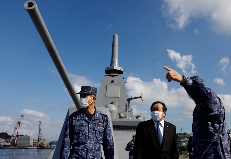 하마다 야스카즈 일본 방위상이 지난해 9월5일 가나가와현 요코스카의 일본 해상자위대 해군기지에서 스텔스 기능을 갖춘 해군함 '모가미'를 방문하고 있다.<div id='ad_body3' class='mbad_bottom' ></div> 사진=뉴스1