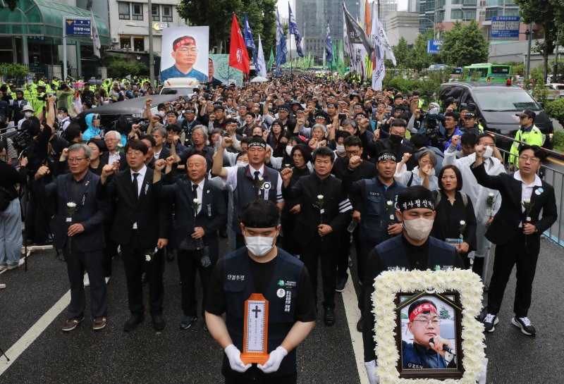 [서울=뉴시스] 김금보 기자 = 건설노조 故 양회동씨의 노동시민사회장 마지막 날인 21일 오전 서울 서대문구 경찰청 앞에서 장례위원회가 노제를 지내고 있다. 2023.06.21. kgb@newsis.com /사진=뉴시스