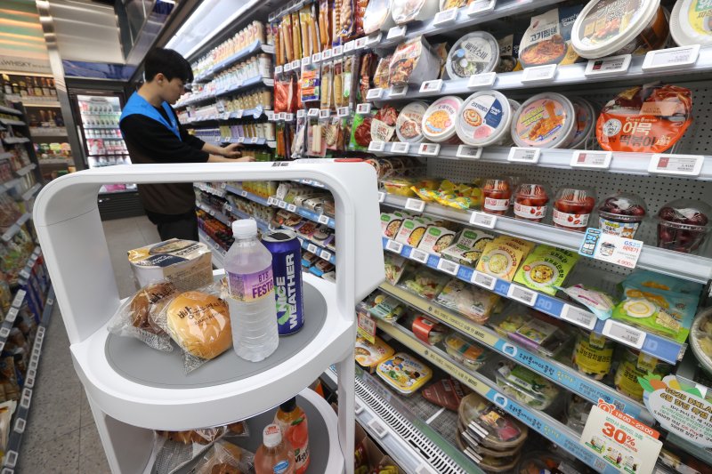 '편의점 왕국' 일본도 임대료&middot;인건비 상승에 꺾였다 [김경민의 도쿄 혼네]