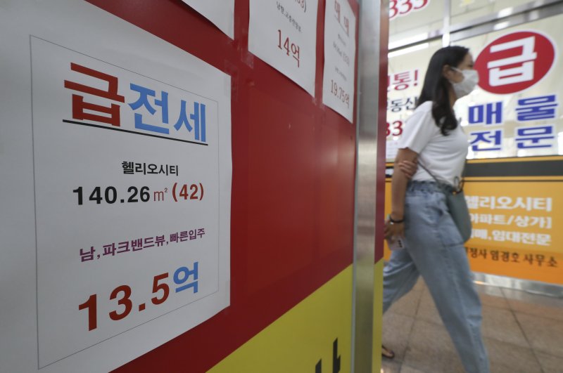 5일 서울 송파구의 한 부동산 중개업소 앞에 매물 안내문이 게시되어 있다. 한국은행 조사국에 따르면 아파트 가격 하락세가 이어지면서 전세계약 중 깡통전세 위험가구 비중은 지난해 1월 2.8%(5만6천호)에서 지난 4월 8.3%(16만3천호)로 증가했다고 밝혔다. 2023.06.05. 사진=뉴시스
