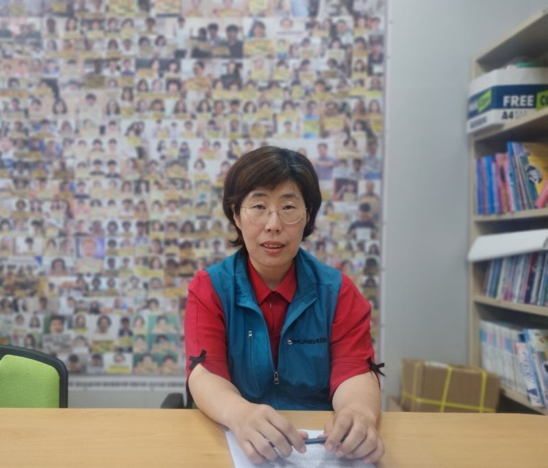 정선미 전교조 경남지부 사무처장이 창원시 성산구 전교조 경남지부 사무실에서 인터뷰를 하고 있다.(/뉴스1 박종완 기자)