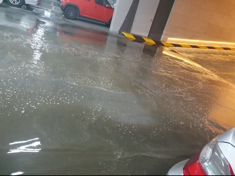 지난 6월 폭우 동시 서울 강남구 개포자이 프레지던스 주차장에 빗물이 차 오르고 있다. 뉴스1