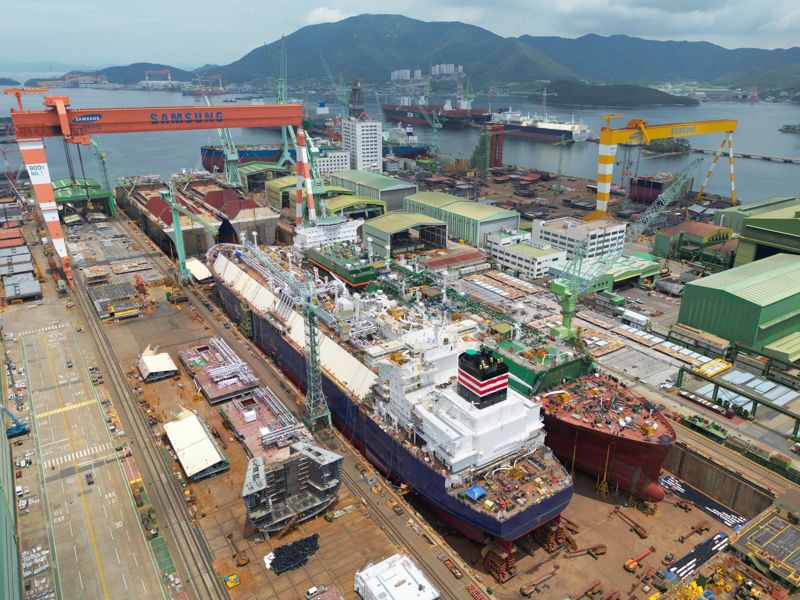 지난 20일 오후 삼성중공업 거제조선소에서 가장 큰 3도크전경. LNG운반선 4척이 동시에 건조되고 있다. 삼성중공업 제공