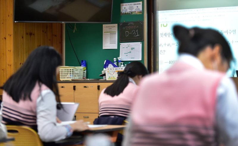 [대구=뉴시스] 대구 북구 한 고등학교 3학년 교실에서 수험생들이 수업에 집중하고 있다. (사진=뉴시스DB). 2023.06.22. photo@newsis.com