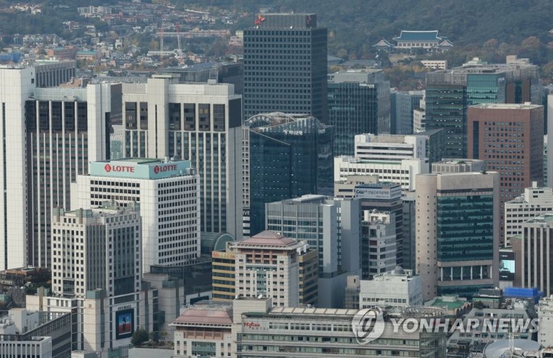 지난 5월 서울에서 거래된 상업·업무용 빌딩은 총 147건으로 4월과 비교해 24.6% 증가했다. 소형빌딩(3306㎡ 미만) 거래량이 145건으로 전체 거래의 약 98.6%를 차지했다. 반면 중형빌딩(1만6529㎡ 미만) 거래량은 2건에 그쳤다. 사진은 서울 남산에서 내려다 본 서울시내 상업·업무용 빌딩 모습. 연합뉴스