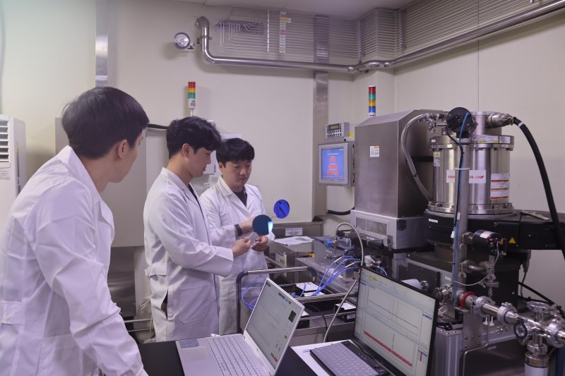 연구진이 MoS₂ 반도체 공정 결과에 대해 분석하고 있다.(기계연구원 제공)/뉴스1