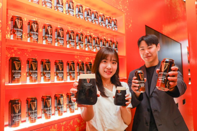 현대백화점이 오는 28일까지 서울 영등포구 더현대 서울에서 기네스 맥주 신제품 출시 기념 '카페 기네스' 팝업스토어를 연다고 22일 밝혔다.