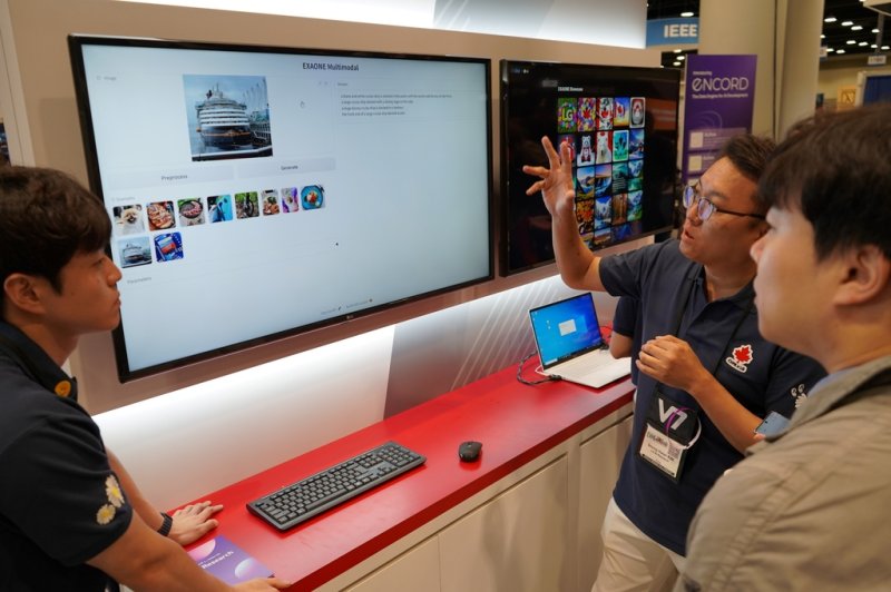 캡셔닝 AI 소개하는 김승환 LG AI연구원 비전랩장 (밴쿠버=연합뉴스) 김승환 LG AI연구원 비전랩장(왼쪽 두번째)이 캡셔닝 AI를 시연하고 있다. 캡셔닝 AI는 이전에 학습한 적 없이 학회장 옆에 정박하고 있는 디즈니 크루즈를 찍은 사진을 정확하게 설명해냈다. [LG 제공. 재판매 및 DB 금지]