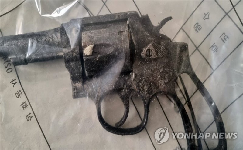 21년 만에 되찾은 권총 21년 만에 되찾은 권총 (전주=연합뉴스) 전북경찰청은 22일 백선기 경사를 살해한 혐의로 대전 은행강도 살인 사건 공범인 이정학(52)을 검찰에 송치할 예정이라고 밝혔다. 백 경사는 2002년 9월 20일 파출소에서 홀로 근무하다가 흉기에 여러 차례 찔려 살해됐다. 당시 백 경사가 소지한 실탄 4발과 공포탄 1발이 장전된 38구경 권총 또한 사라졌다. 경찰은 21년 만에 백 경사를 살해한 범인을 검거하고 울산의 한 여관 천장에서 권총을 되찾았다. 사진은 백 경사가 생전 소지했던 권총. 2023.6.22 [