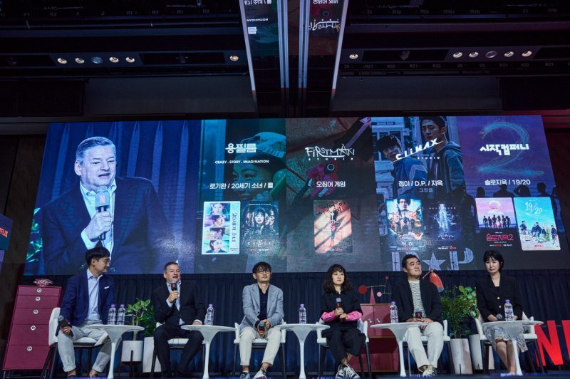 테드 서랜도스 넷플릭스 공동 최고 경영 책임자(CEO, 왼쪽 두번째)가 22일 서울 종로구 포시즌즈 호텔에서 열린 '넷플릭스와 한국 콘텐츠 이야기' 간담회에서 발언하고 있다. 넷플릭스 제공