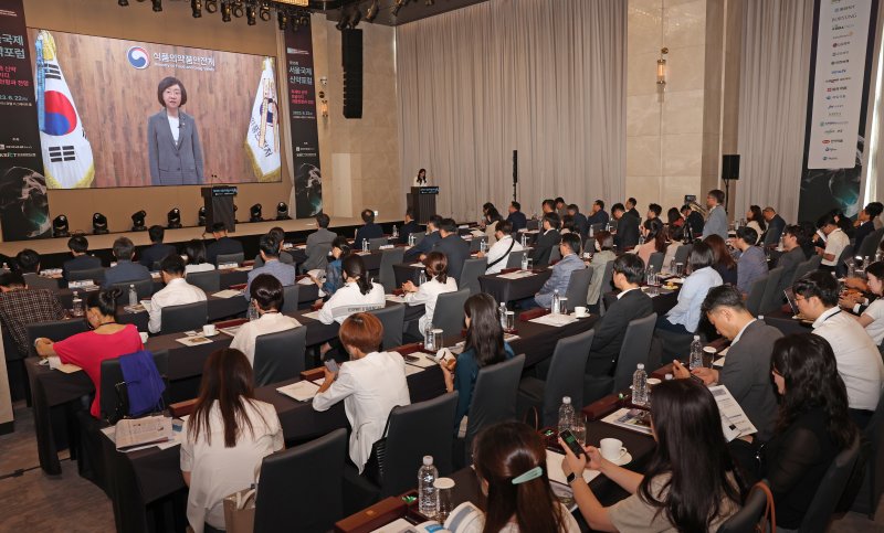 파이낸셜뉴스와 한국화학연구원이 22일 서울 강남구 조선팰리스서울강남에서 공동주최한 제15회 서울국제신약포럼에서 오유경 식품의약품안전처장이 영상을 통해 축사를 하고 있다. 사진=김범석 기자