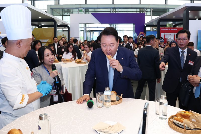 김치반미 맛본 尹대통령 “한국서도 잘 팔리겠네”...떡볶이에는 ‘엄지척’