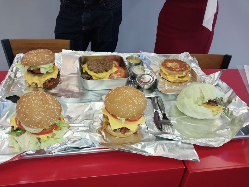 파이브가이즈의 다양한 메뉴 구성. 번(빵)이 없는 버거를 주문할 경우 양배추로 감싼 버거가 나온다.