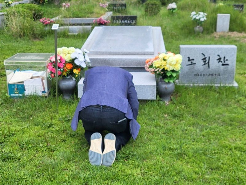 송영길 전 더불어민주당 대표가 22일 경기도 남양주시 모란공원의 고(故) 노회찬 전 정의당 의원 묘를 찾아 참배하는 모습. (송영길 SNS 갈무리) ⓒ 뉴스1 /사진=뉴스1