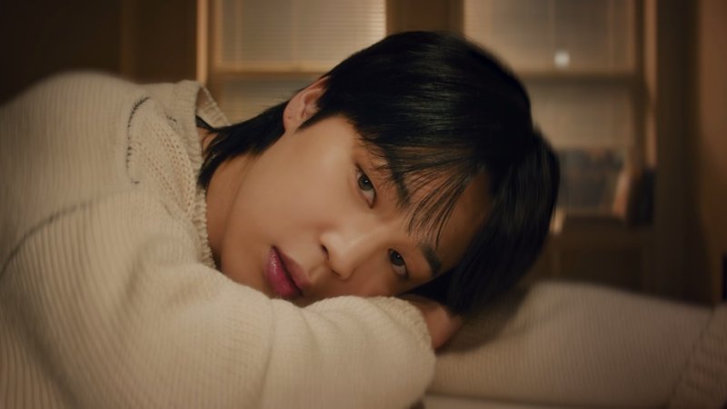 [서울=뉴시스] 지민 '라이크 크레이지' 뮤직비디오. 2023.03.24. (사진 = 빅히트뮤직 제공) photo@newsis.com *재판매 및 DB 금지