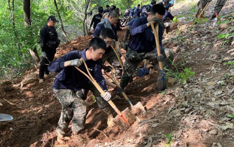 육군37사단 중원여단 장병들이 충북 단양군 단양읍 고수리 431고지에서 6.25전쟁 전사자 유해발굴 작업을 하고 있다. 사진=뉴시스