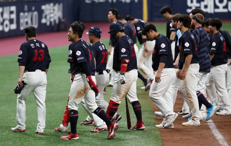고개 숙인 롯데 자이언츠 선수단. 2023.5.28/뉴스1 ⓒ News1 김진환 기자