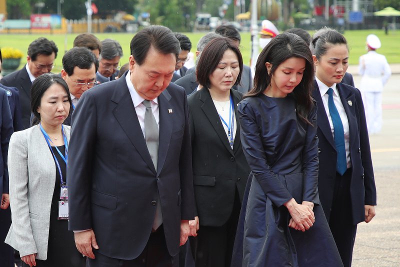 호찌민 묘소 참배하는 윤석열 대통령 내외 (하노이=연합뉴스) 진성철 기자 = 베트남을 국빈 방문 중인 윤석열 대통령과 김건희 여사가 23일(현지시간) 하노이의 호찌민 묘소를 찾아 헌화한 뒤 묵념하고 있다. 2023.6.23 zjin@yna.co.kr (끝)