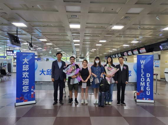 대구시와 한국공항공사 대구공항이 23일 오전 상하이 입국 외래 관광객 환영행사를 성황리에 개최했다.