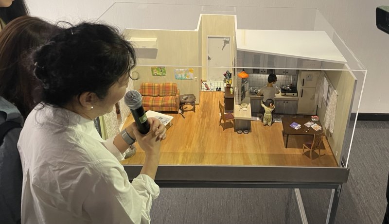 [서울=뉴시스] 신재우 기자 =21일 서울 서초구 예술의전당 한가람디자인미술관에서 열리는 예술의전당 전관 개관 30주년 기념 특별전 '백희나 그림책展' 프레스투어에서 백희나 작가와 함께 관계자들이 전시장을 둘러보고 있다. 2023.06.21. shin2roo@newsis.com