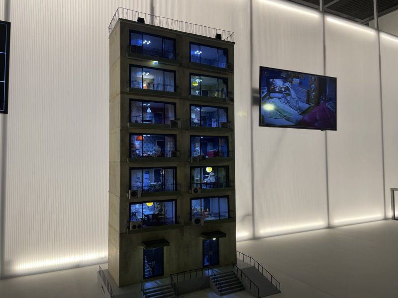 [서울=뉴시스] 신재우 기자 =21일 서울 서초구 예술의전당 한가람디자인미술관에서 열리는 예술의전당 전관 개관 30주년 기념 특별전 '백희나 그림책展'의 '달 샤베트' 아파트 모형. 2023.06.21. shin2roo@newsis.com