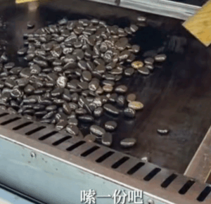 중국에서 '볶은 돌' 요리가 인기를 얻고 있다 / SNS 갈무리