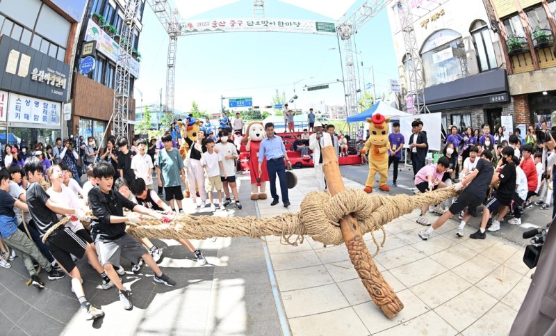 태화강 마두희 축제 중 작은 줄다리기를 즐기는 울산시민들. 울산 중구 제공