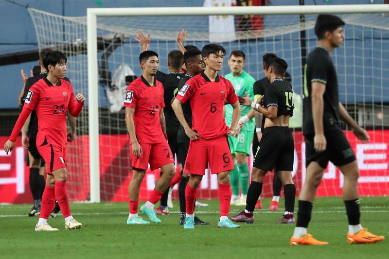 대한민국 축구 국가대표팀 선수들이 20일 대전 유성구 대전월드컵경기장에서 열린 하나은행 초청 대한민국과 엘살바도르의 축구 국가대표 평가전에서 1대1 무승부를 거둔 뒤 아쉬워 하고 있다. 2023.6.20/뉴스1 ⓒ News1 민경석 기자 /사진=뉴스1