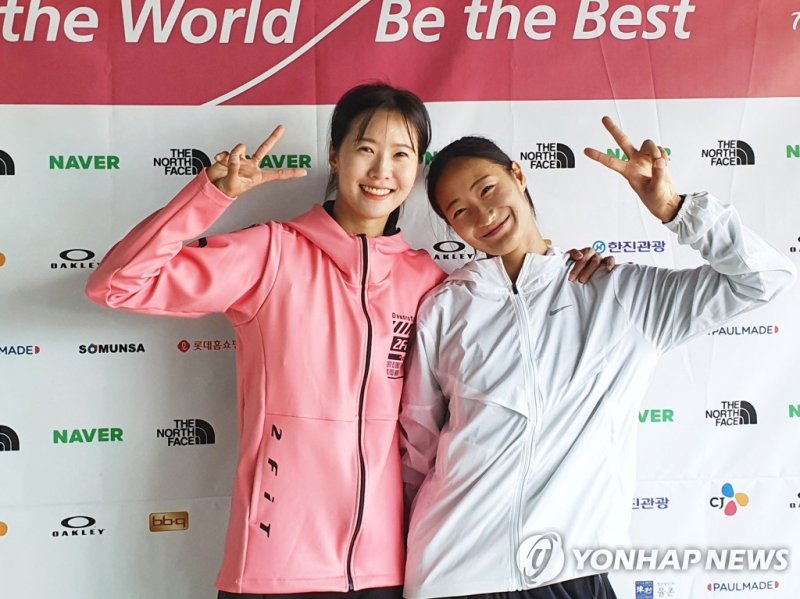 여자 멀리뛰기 이희진(오른쪽)과 유정미 여자 멀리뛰기 유정미와 이희진 (울산=연합뉴스) 하남직 기자 = 10일 울산종합운동장에서 열린 제103회 전국체육대회 육상 여자 일반부 멀리뛰기 결선이 끝난 뒤, 유정미(왼쪽)와 이희진이 다정하게 기념 촬영하고 있다. 2022.10.10 jiks79@yna.co.kr (끝)