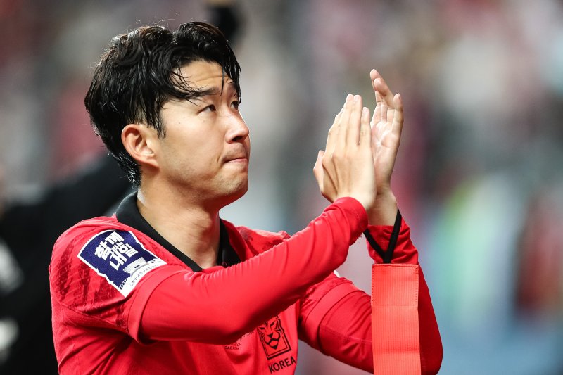 축구대표팀 손흥민이 20일 대전 유성구 대전월드컵경기장에서 열린 하나은행 초청 대한민국과 엘살바도르의 축구 국가대표 평가전에서 1대1 무승부로 경기를 마친 후 팬들을 향해 인사하고 있다. 2023.6.20/뉴스1 ⓒ News1 유승관 기자