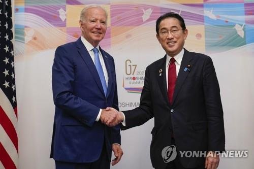 주요 7개국(G7) 정상회의 참석차 일본을 방문한 조 바이든 미국 대통령(왼쪽)이 5월 18일 히로시마에서 열린 미일 양자 회담에 앞서 기시다 후미오 일본 총리와 악수하고 있다. 연합뉴스