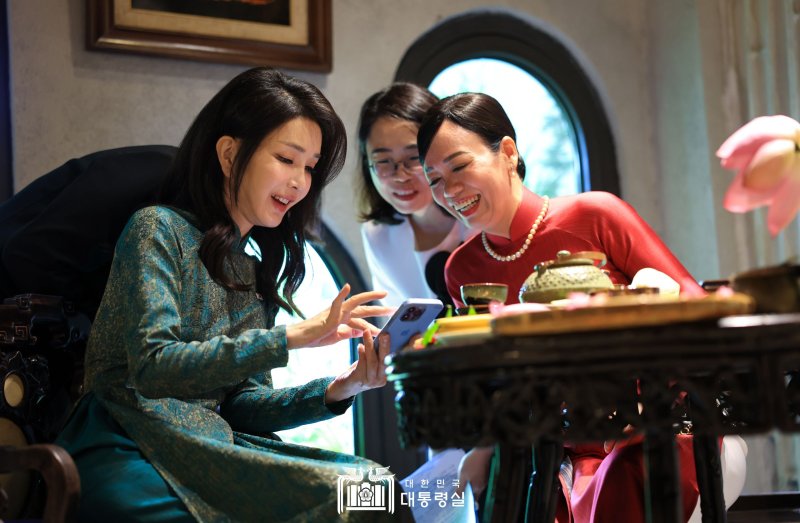 김건희 여사가 지난달 23일(현지시간) 베트남 하노이의 한 음식점에서 보 반 트엉 베트남 국가주석의 부인 판 티 타잉 떰 여사와 차담을 하고 있다. /사진=대통령실 홈페이지, 뉴스1