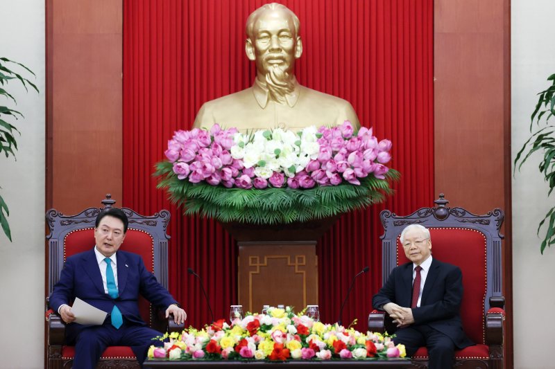 [하노이=뉴시스] 전신 기자 = 베트남을 국빈 방문 중인 윤석열 대통령이 23일(현지시간) 하노이 공산당 중앙당사에서 베트남 권력 서열 1위인 응우옌 푸 쫑 공산당 서기장과 면담하고 있다. (공동취재) 2023.06.23. photo1006@newsis.com