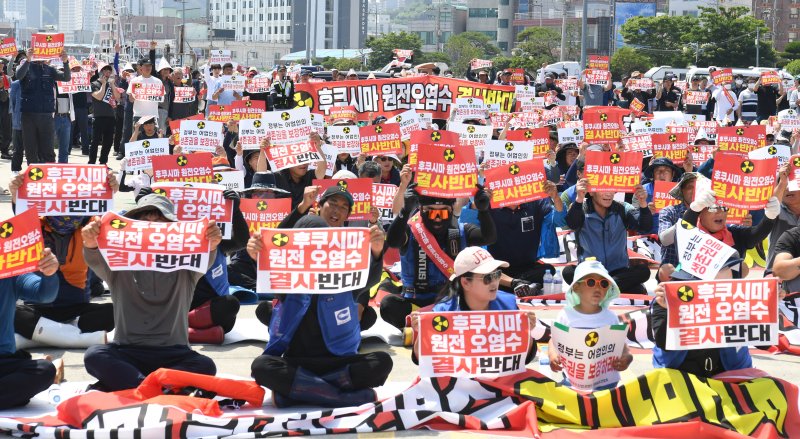 [완도=뉴시스] 변재훈 기자 = 한국수산업경영인연합회 등 어업인들이 23일 오전 전남 완도군 완도읍 완도항 1부두에서 열린 '후쿠시마 원전 오염수 방류 결사 반대 집회' 도중 구호를 외치고 있다. 2023.06.23. wisdom21@newsis.com