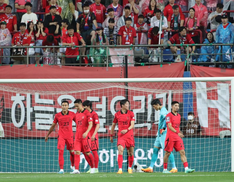 [대전=뉴시스] 조수정 기자 = 20일 오후 대전 유성구 대전월드컵경기장에서 열린 축구 국가대표팀 A매치 평가전 대한민국과 엘살바도르의 경기, 엘살바도르에 한 골을 허용한 뒤 한국 선수들이 아쉬워 하고 있다. 2023.06.20. chocrystal@newsis.com