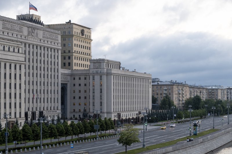 24일(현지시간)러시아 수도 모스크바의 국방부 청사 꼭대기에 대공포 시스템을 갖춘 모습. AP뉴시스