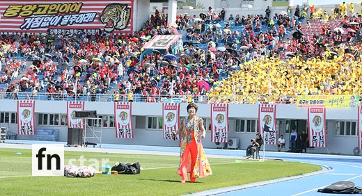 [포토] 김연자, '축구장이 파티장으로'