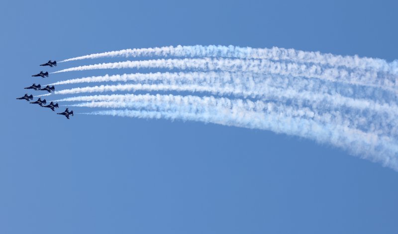 블랙이글스, 화려한 비행. 6월 24일 강원 춘천시 삼천동 수변공원 일원에서 열린 제73주년 춘천지구전투 전승행사에서 공군 특수비행팀 블랙이글스가 화려한 비행을 선보이고 있다. 육군 2군단은 6·25전쟁 당시 국군이 최초로 승리한 전투인 춘천지구전투의 역사적 의미를 되새기고자 25일까지 춘천 수변공원 일원에서 전승행사를 이어간다. 사진=연합뉴스