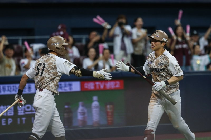 하이파이브를 하고 있는 김혜성(오른쪽)과 이정후.(키움 히어로즈 제공)