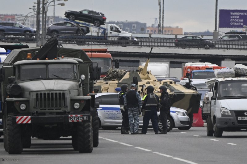 6월 24일(현지시간) 러시아 모스크바 외곽에서 현지 경찰들이 바그너그룹 북상에 대비해 고속도로를 차단하고 있다.AP뉴시스
