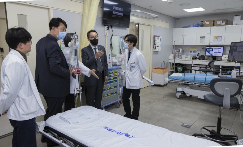 박민수 보건복지부 제2차관이 13일 서울 종로구 서울대병원 응급의료 현장을 찾아 의료진과 대화하고 있다. (보건복지부 제공) 2023.4.13/뉴스1