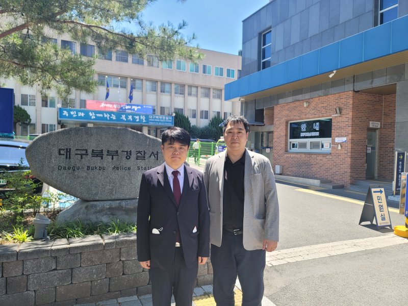 임현택 대한소아청소년과의사회장(왼쪽)과 이형민 대한응급의학의사회장이 대구파티마병원 응급의학과의 3년 차 전공의 A씨를 조사 중인 대구북부경찰서를 찾았다(대한응급의학의사회 제공)