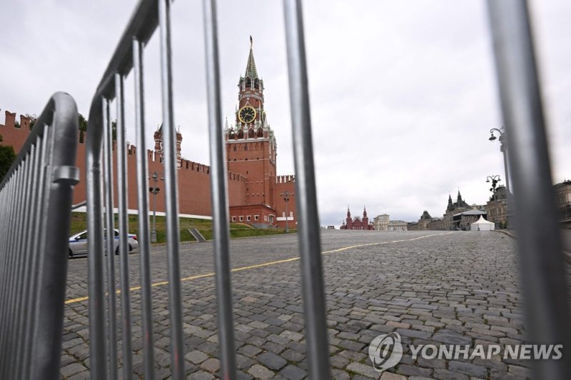 24일(현지시간) 러시아 모스크바 붉은광장에 금속 바리케이드가 세워져 있다.AFP연합뉴스